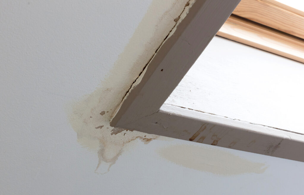 Roof window after leaking