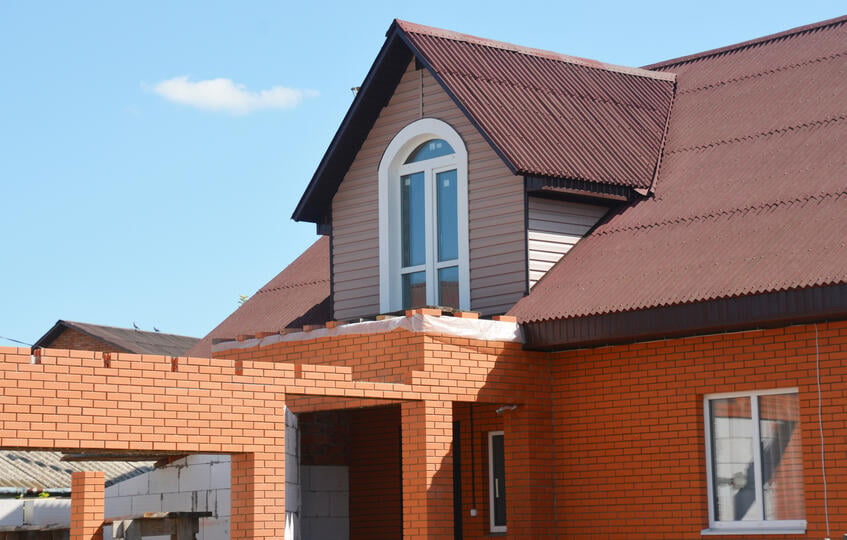 siding and bricks house under construction